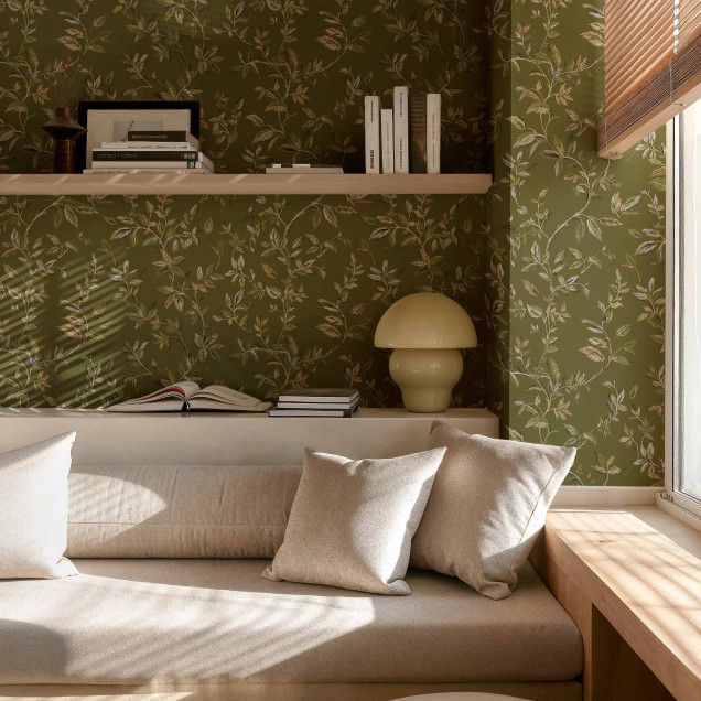 Tapet cu motiv floral verde, într-un decor rustic cu mobilier din ratan