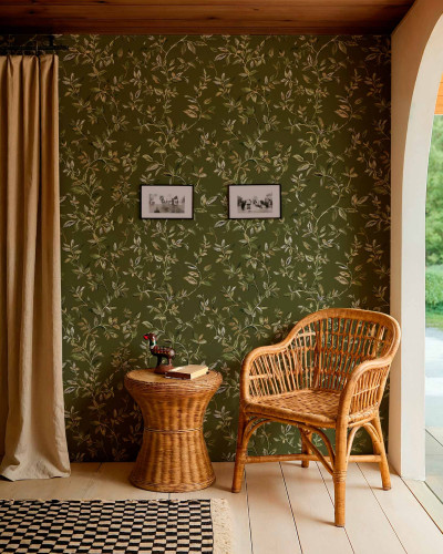 Tapet cu motiv floral verde, într-un decor rustic cu mobilier din ratan
