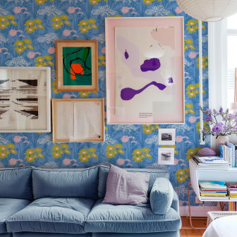 Tapet floral albastru cu detalii galbene și roz într-un decor de living.