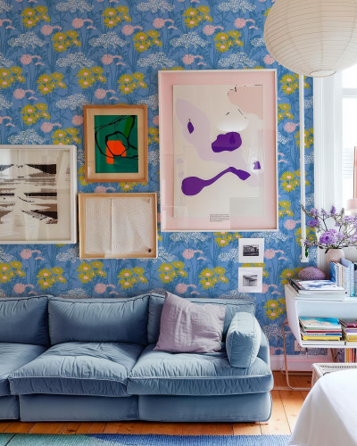Tapet floral albastru cu detalii galbene și roz într-un decor de living.