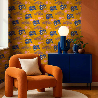 Tapet floral auriu, albastru și roz într-un interior elegant