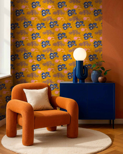 Tapet floral auriu, albastru și roz într-un interior elegant