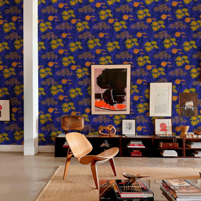 Tapet floral albastru cu detalii galbene și portocalii