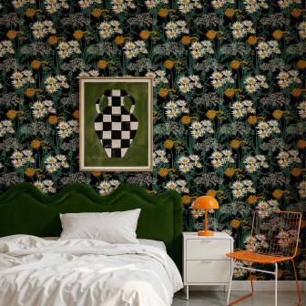 Tapet floral cu fundal negru într-un dormitor elegant