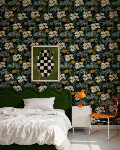 Tapet floral cu fundal negru într-un dormitor elegant