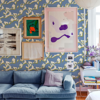 Tapet albastru cu design modern de cai, ideal pentru decorarea interioară