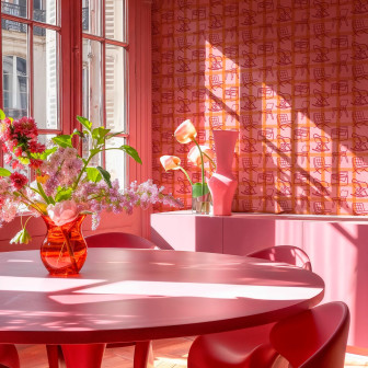 Tapet roz cu design grafic, într-o cameră cu mobilier asortat