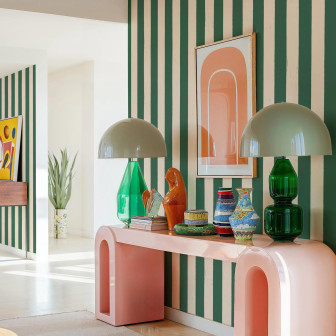 Tapet cu dungi verzi și crem într-un interior modern