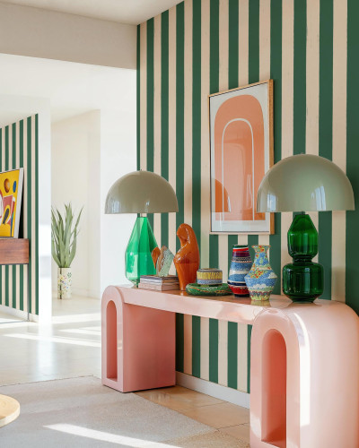 Tapet cu dungi verzi și crem într-un interior modern