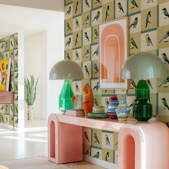 Tapet cu păsări stilizate în interior modern