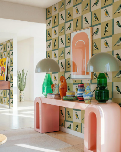 Tapet cu păsări stilizate în interior modern
