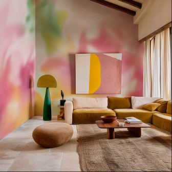 Tapet abstract roz, galben și verde într-un living modern.