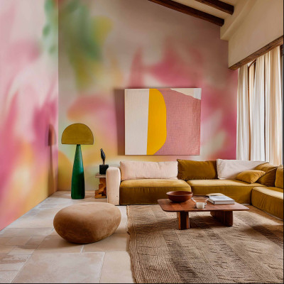 Tapet abstract roz, galben și verde într-un living modern.