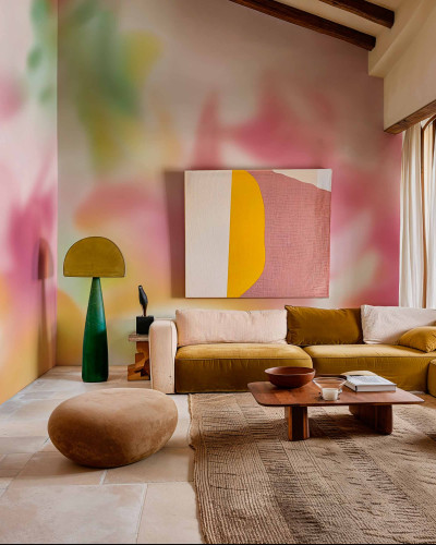 Tapet abstract roz, galben și verde într-un living modern.