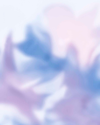 Tapet abstract albastru și mov într-un living modern