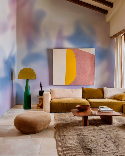Tapet abstract albastru și mov într-un living modern