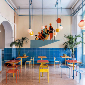 Restaurant decorat cu tapet cu design original