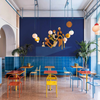 Tapet cu design artistic într-un restaurant modern