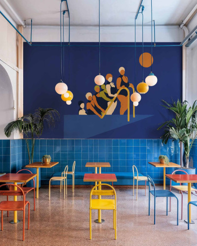 Tapet cu design artistic într-un restaurant modern