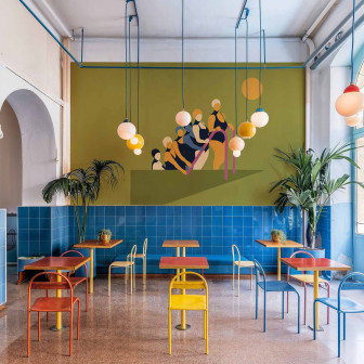 Tapet cu design artistic într-un restaurant modern