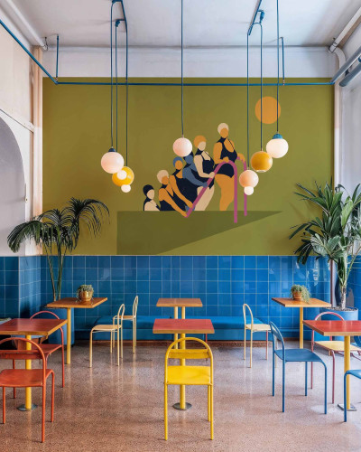 Tapet cu design artistic într-un restaurant modern