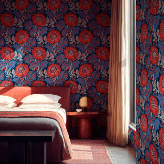 Tapet floral roșu și albastru într-un dormitor elegant
