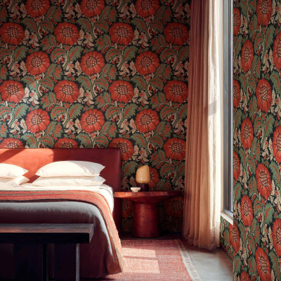 Tapet floral cu design elegant într-un dormitor