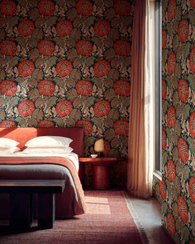 Tapet floral cu design elegant într-un dormitor