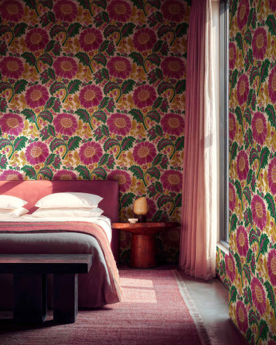 Tapet floral cu design stilizat în dormitor