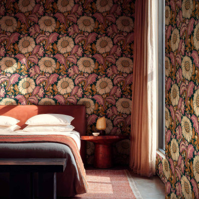 Tapet floral elegant în nuanțe de coral, ideal pentru dormitor
