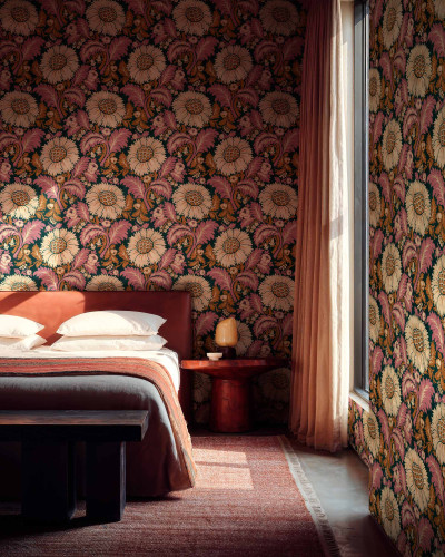 Tapet floral elegant în nuanțe de coral, ideal pentru dormitor