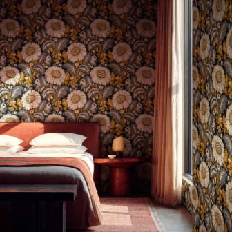 Tapet damasc cu flori într-un dormitor elegant