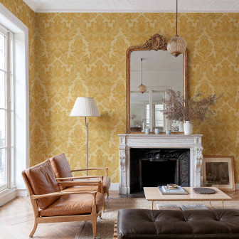 Tapet cu model damasc venețian muștar într-un living elegant