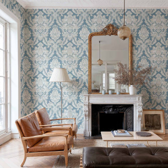 Tapet damasc venețian safir într-un living elegant