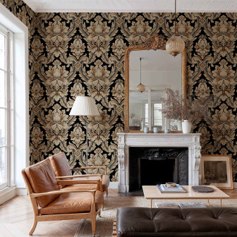 Tapet damasc venețian negru și auriu într-un living elegant