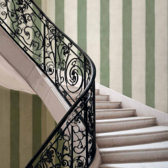 Tapet cu dungi verde salvie pe un perete lângă o scară elegantă