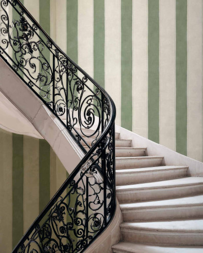 Tapet cu dungi verde salvie pe un perete lângă o scară elegantă