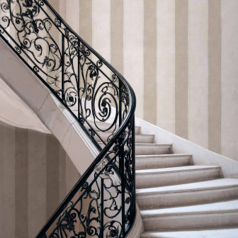 Tapet cu dungi verticale în tonuri neutre într-un interior elegant