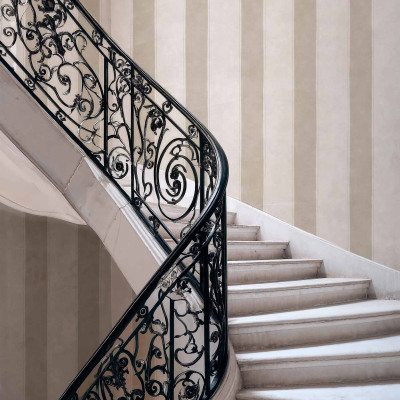 Tapet cu dungi verticale în tonuri neutre într-un interior elegant