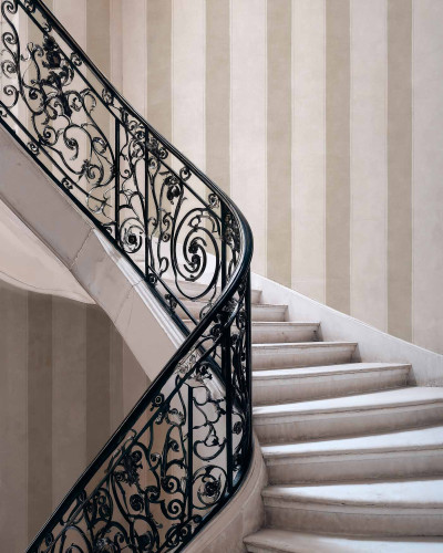 Tapet cu dungi verticale în tonuri neutre într-un interior elegant