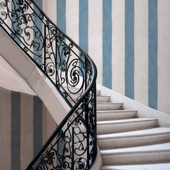 Tapet cu dungi verticale albastre si albe intr-un interior elegant