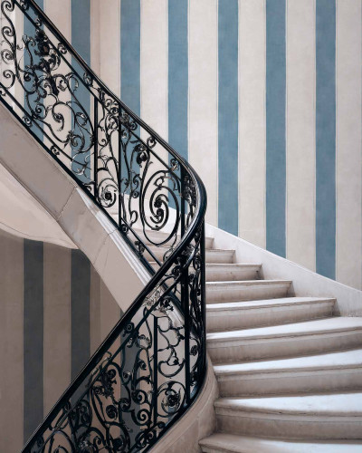 Tapet cu dungi verticale albastre si albe intr-un interior elegant