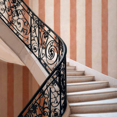 Tapet cu dungi verticale piersică, design elegant