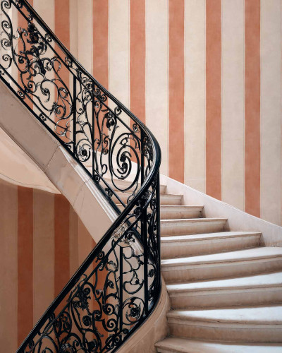Tapet cu dungi verticale piersică, design elegant