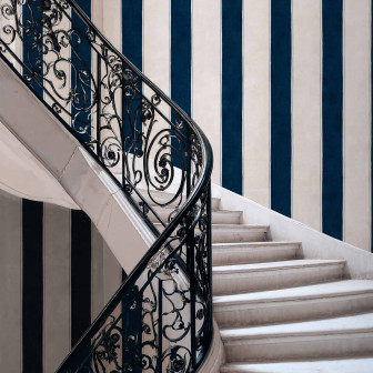 Tapet cu dungi ultramarin pe un perete lângă o scară elegantă