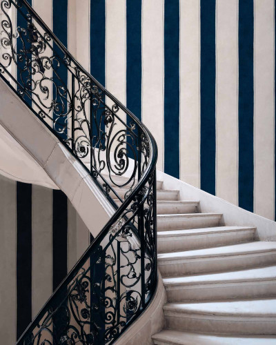 Tapet cu dungi ultramarin pe un perete lângă o scară elegantă