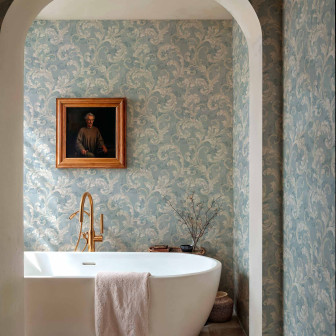 Tapet damasc bizantin safir într-o baie elegantă