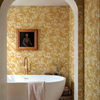Tapet cu model damasc bizantin în nuanța muștar într-o baie elegantă