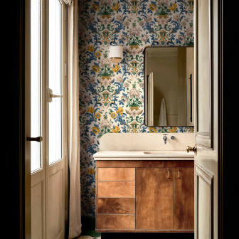 Tapet floral damasc într-o baie elegantă