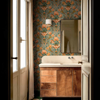 Tapet damasc verde salvie într-o baie elegantă